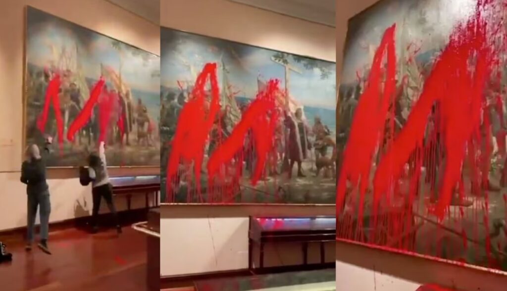 Activistas lanzan pintura roja a obra de arte sobre Cristóbal Colón
