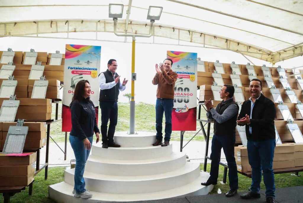 28 colonias y 12 poblados brillan Al 100; Esteban Y Toño colocan luminaria