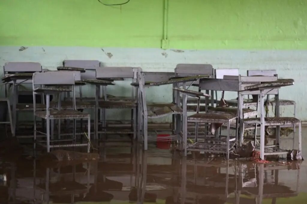 Suspenden clases en 43 municipios de Veracruz por lluvias e inundaciones