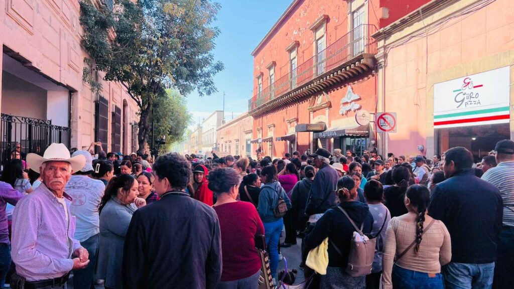 Manifestantes cierran calle victoria y 20 de noviembre