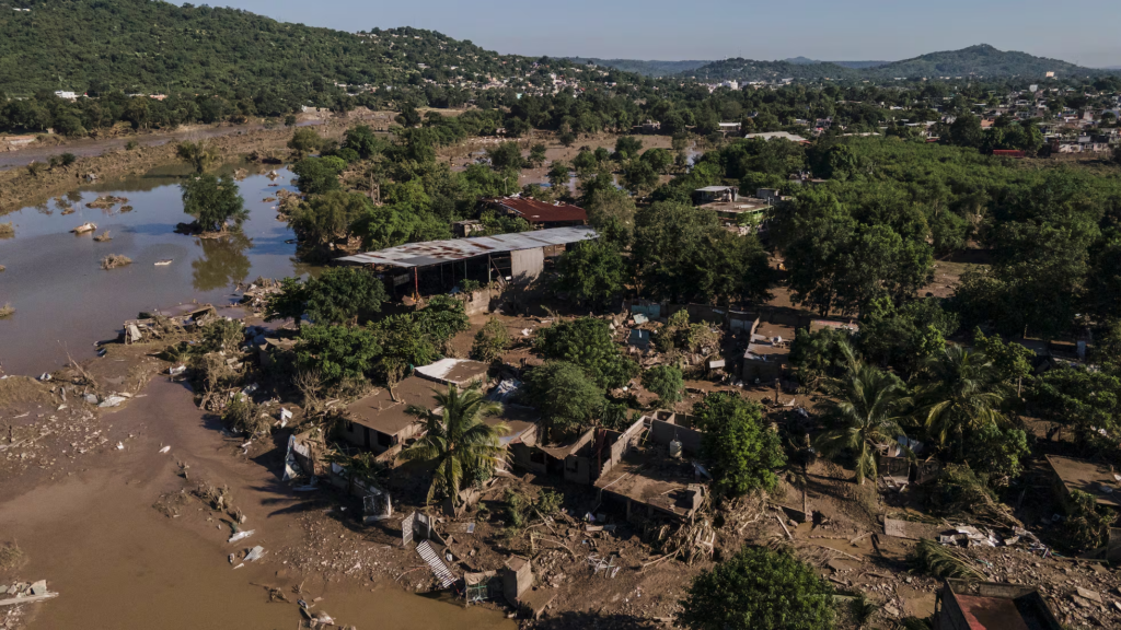 CNDH dona 70 millones de pesos para atender a damnificados por lluvias