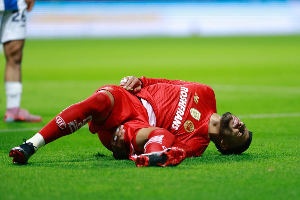 Alexis Vega sufre lesión significativa en el partido contra Pachuca
