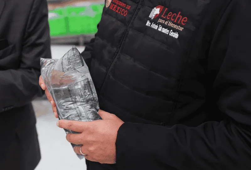 Leche para el Bienestar lleva agua potable a zonas afectadas por huracanes en México