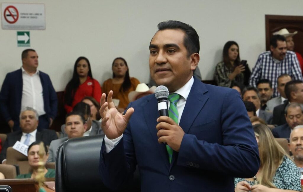 Pasantes de medicina trabajan en riesgo; diputado propone garantizar su seguridad y derechos