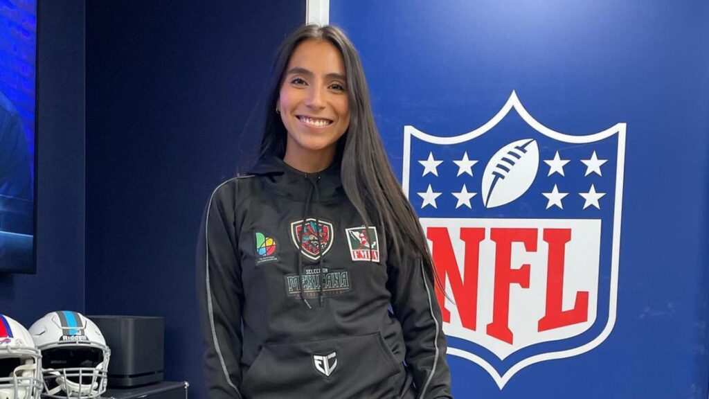 Diana Flores brilla en Londres: Tres pases de anotación en partido de flag football