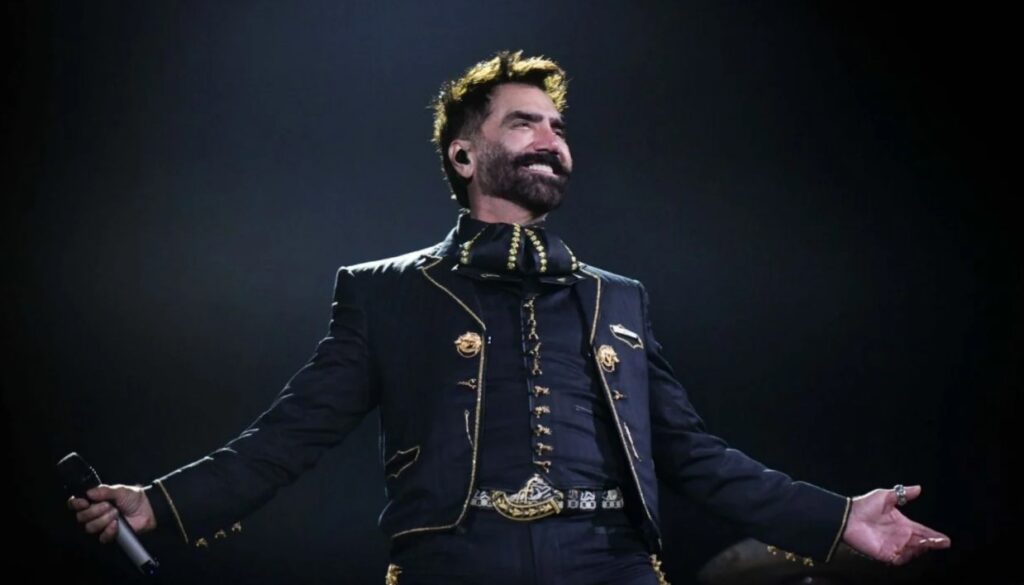 Alejandro Fernández culmina gira en CDMX homenajeando a su padre
