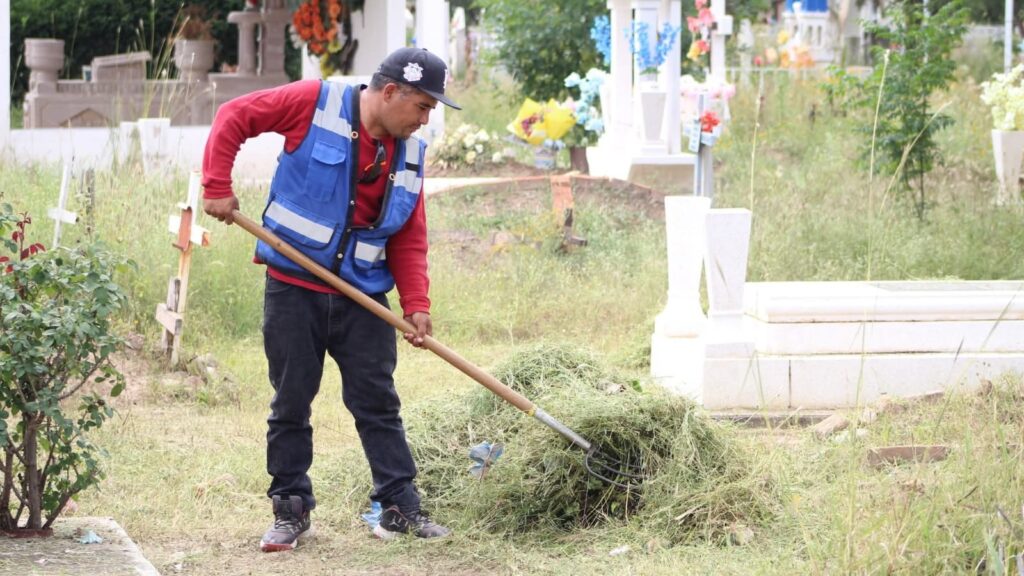 Realizan trabajos de limpieza en panteón municipal rumbo a Día de Muertos