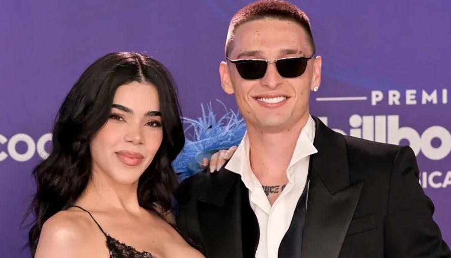 Peso Pluma y Kenia Os protagonizan romántico momento en los Billboard Latin Music Awards 2025