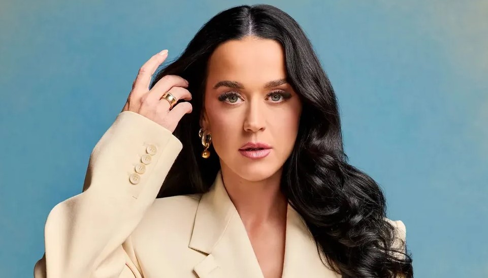 Cancelan a Katy Perry por desperdiciar su pastel de cumpleaños