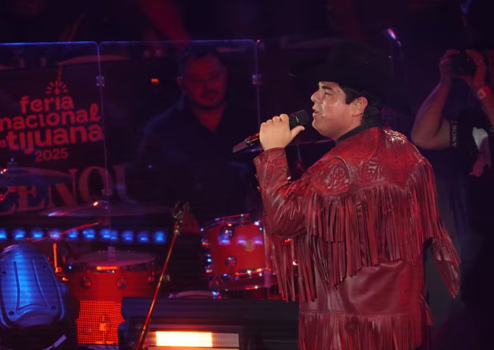 Alfredo Olivas Detiene Concierto en Palenque de Pachuca Tras Recibir un «Extraño Regalo»