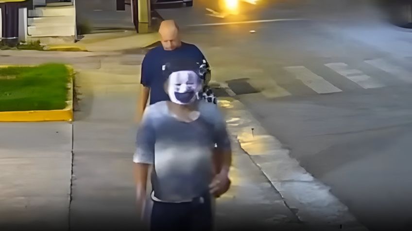 VIDEO: Captan a sujeto disfrazado de payaso intimidando a mujeres en la calle