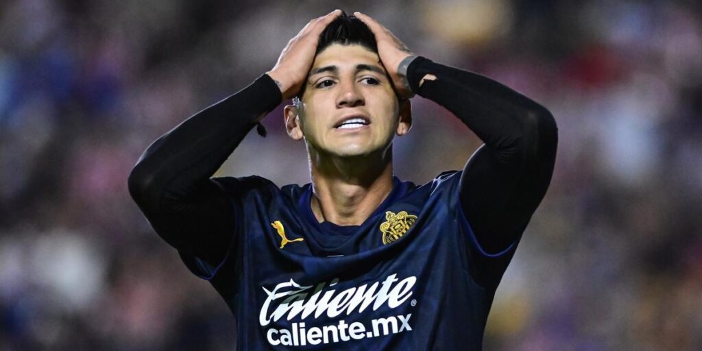 Futuro incierto: Alan Pulido se va de Chivas