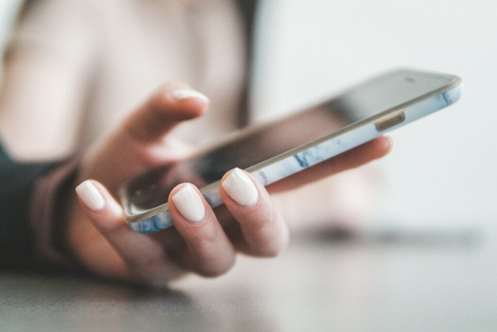 Alertan por fraudes con llamadas telefónicas desde el extranjero con promesas de empleo