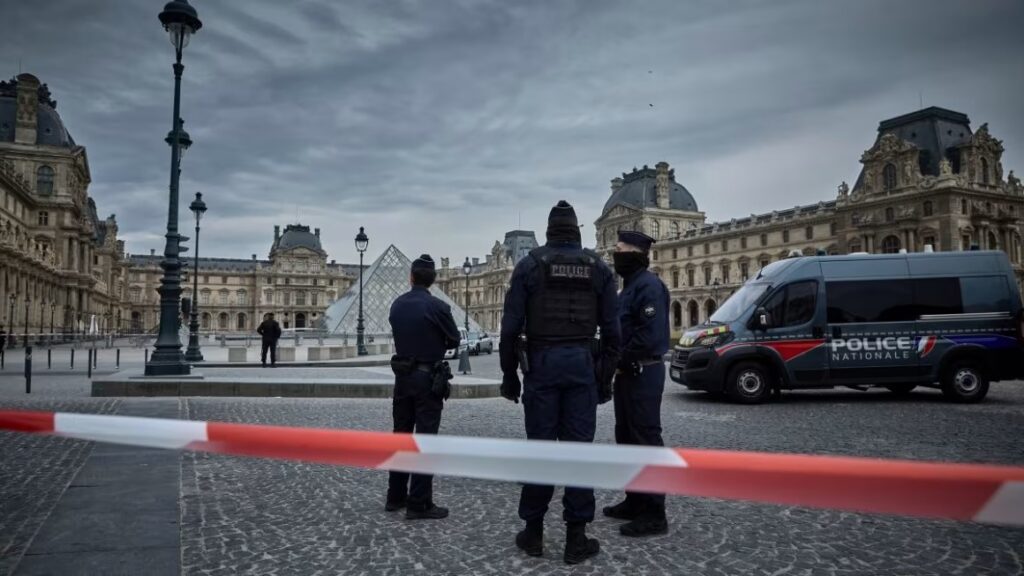 Roban joyas de valor «incalculable» del Museo del Louvre en París en un asalto de 7 minutos