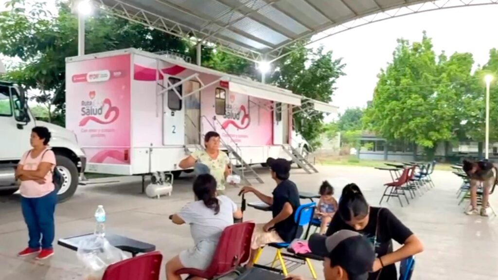 El hospital sobre ruedas de Durango brinda más de 300 servicios médicos diarios a familias afectadas en Veracruz
