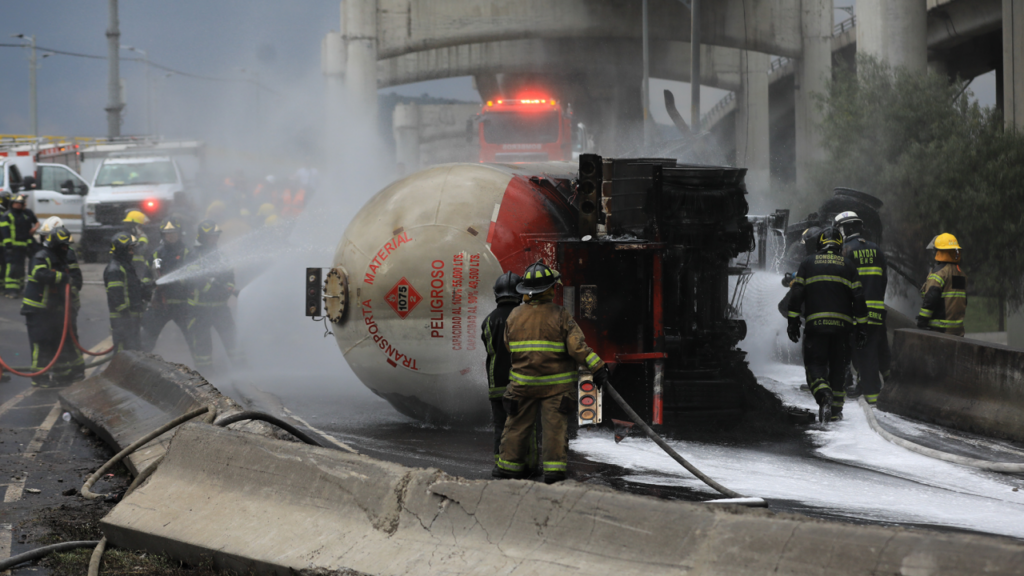 Existen 32 expedientes contra Grupo Tomza, dueña de pipa que explotó en Iztapalapa