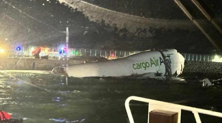 Avión de carga en Hong Kong sale de la pista y cae al mar; reportan una persona muerta