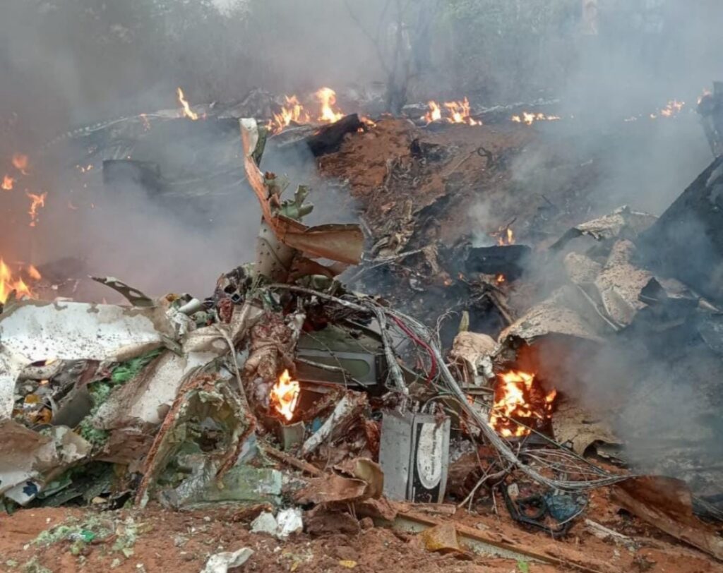 Avión se estrella minutos después de despegar; suman 11 muertos
