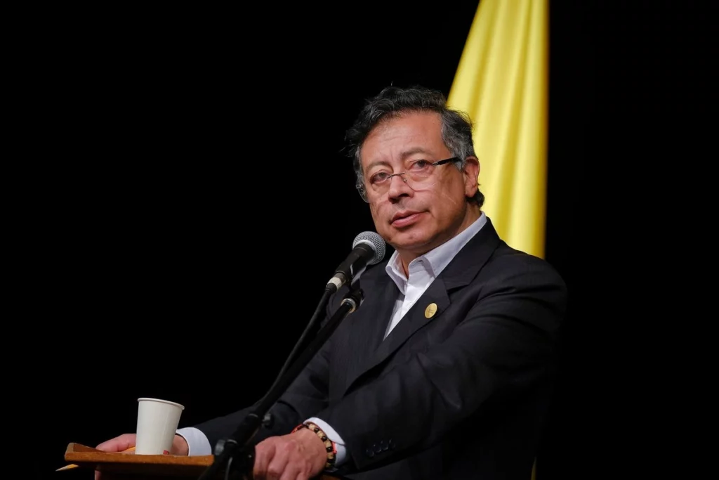 Colombia denuncia «amenaza de invasión» de EU; llama a consultas a su embajador