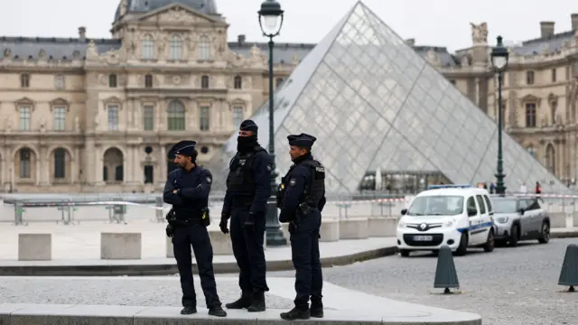 Robo de Joyas Napoleónicas en el Louvre: Un Golpe Millonario