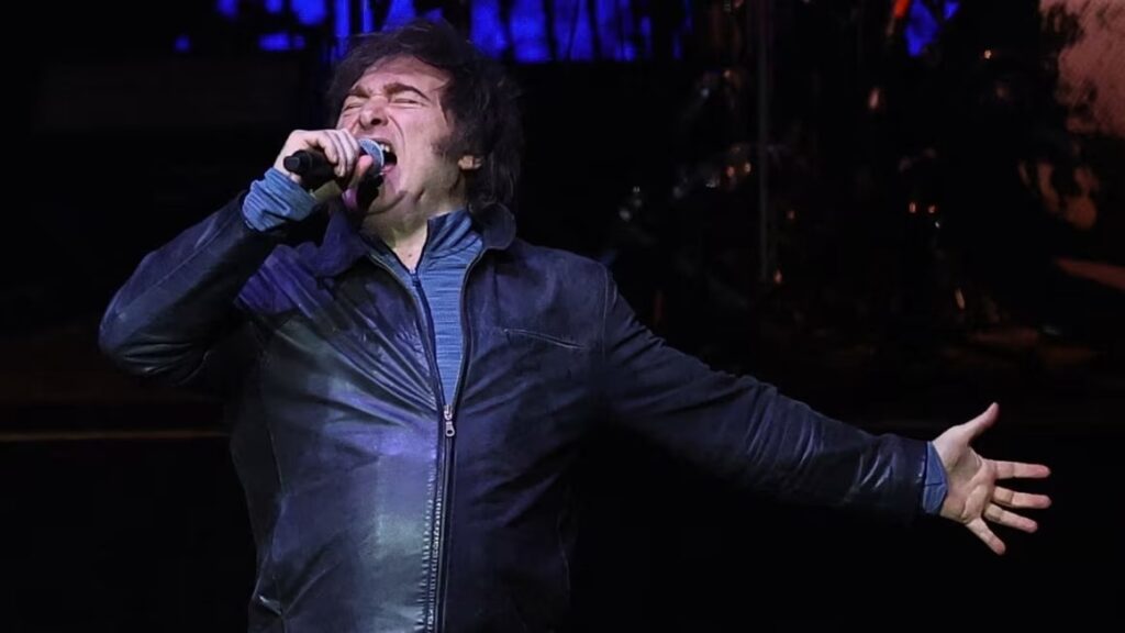 VIDEO: Milei presenta su nuevo libro y da concierto de rock en medio de crisis política en Argentina