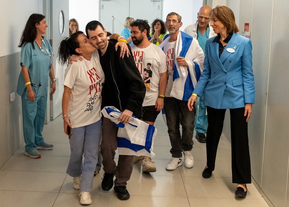 Rehenes liberados por Hamás relatan torturas y aislamiento extremo en Gaza