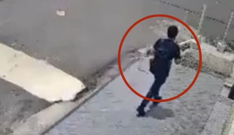VIDEO: Se abre mega socavón a plena luz del día y se «traga» a joven