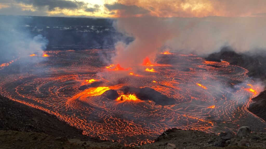 VIDEO: Volcán Kilauea hace erupción con chorros de lava de 400 metros de altura
