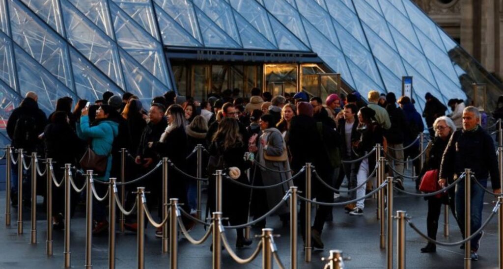 Reabre el Museo del Louvre tras robo de joyas