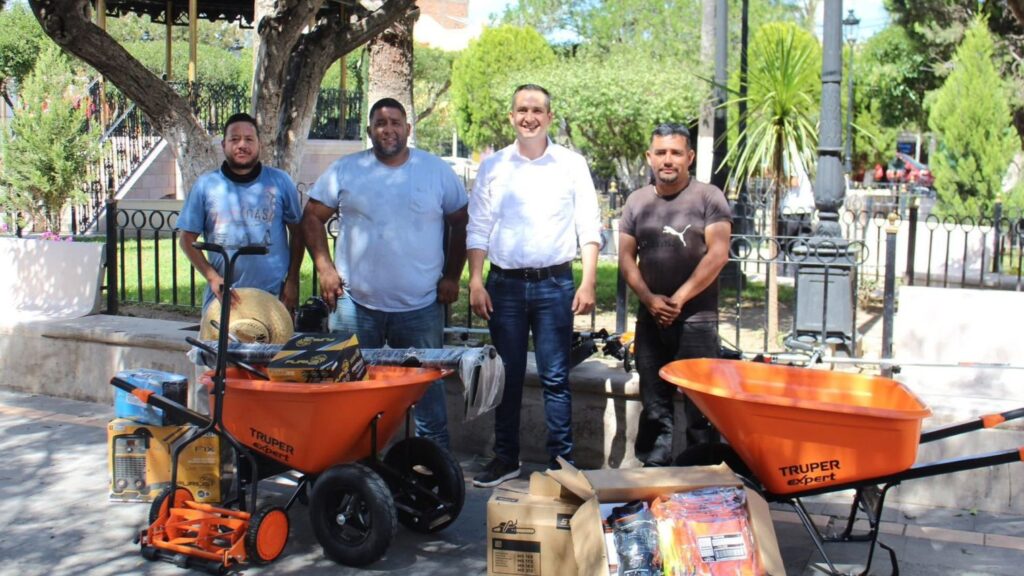 Refuerzan mantenimiento de áreas verdes, hacen entrega de equipo en Vicente Guerrero