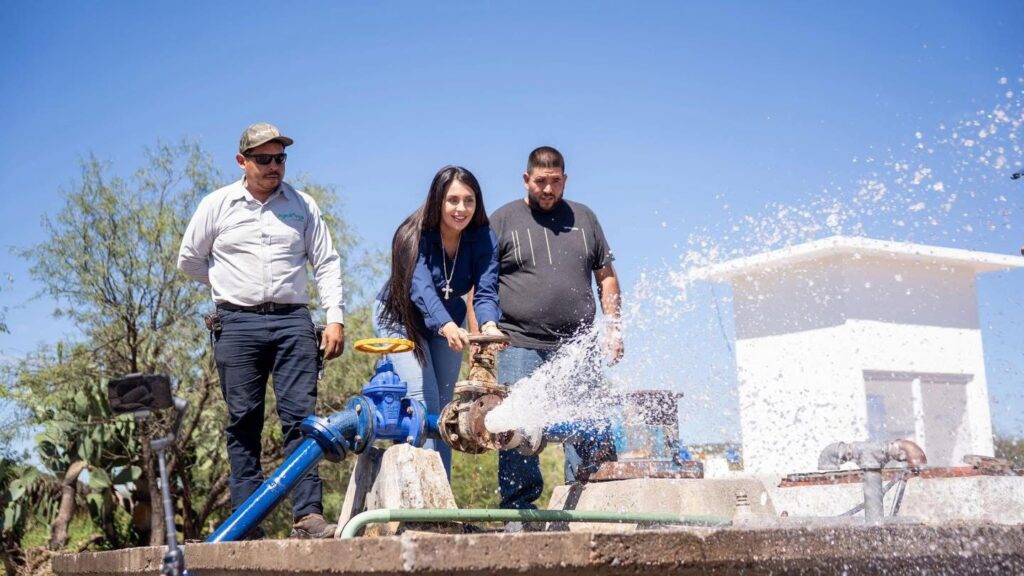 Restablecen suministro de agua en Melchor Ocampo tras daños por lluvias en Santiago