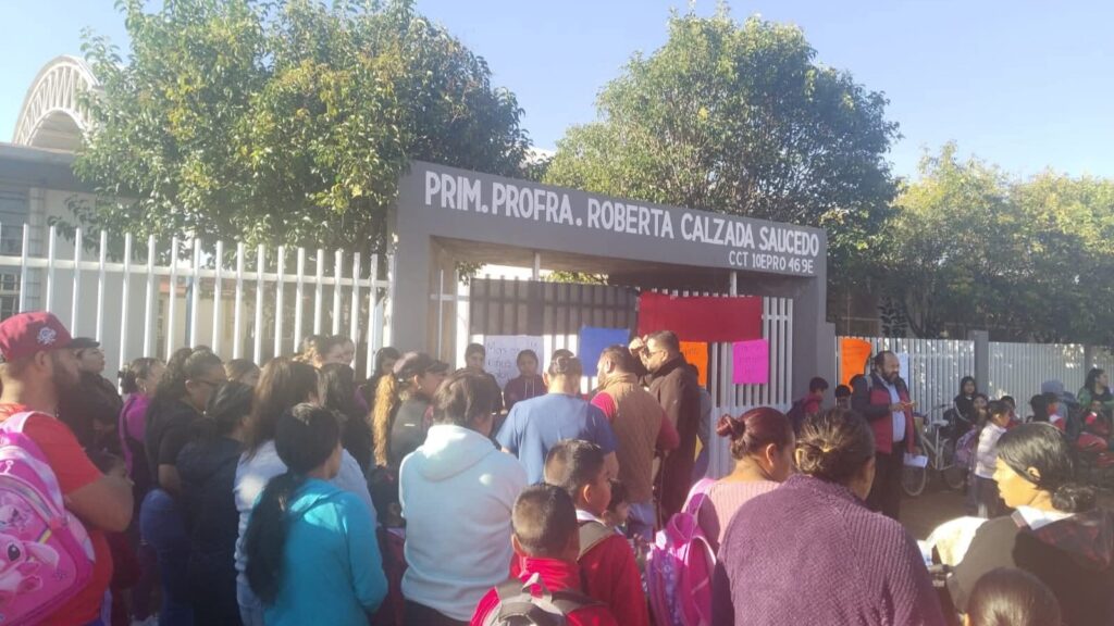 Toman primaria Roberta Calzada; exigen maestro faltante desde Vicente Guerrero