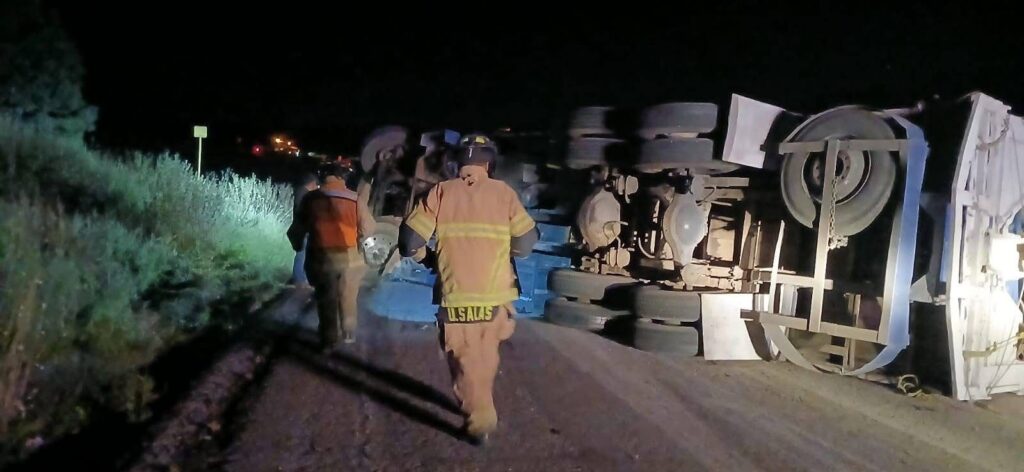 Volcadura de tráiler en carretera libre