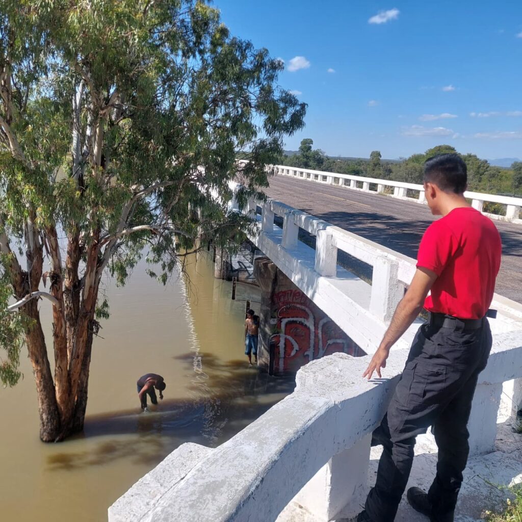 Bomberos previenen a personas para que no se metan a presas