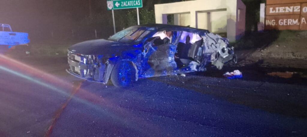Tráiler contra auto de maquileros deja a uno sin vida