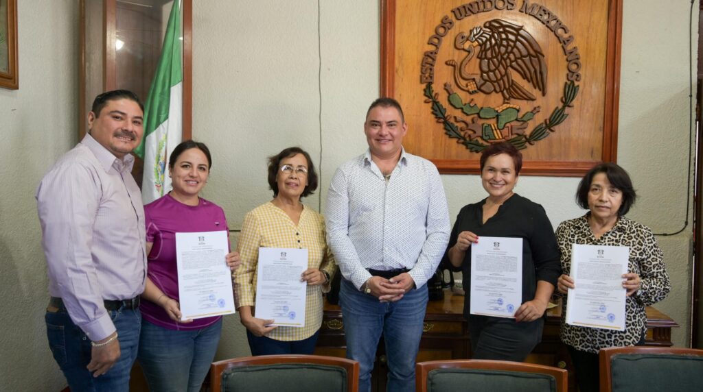 Entregan 160 títulos de propiedad a familias de El Arenal