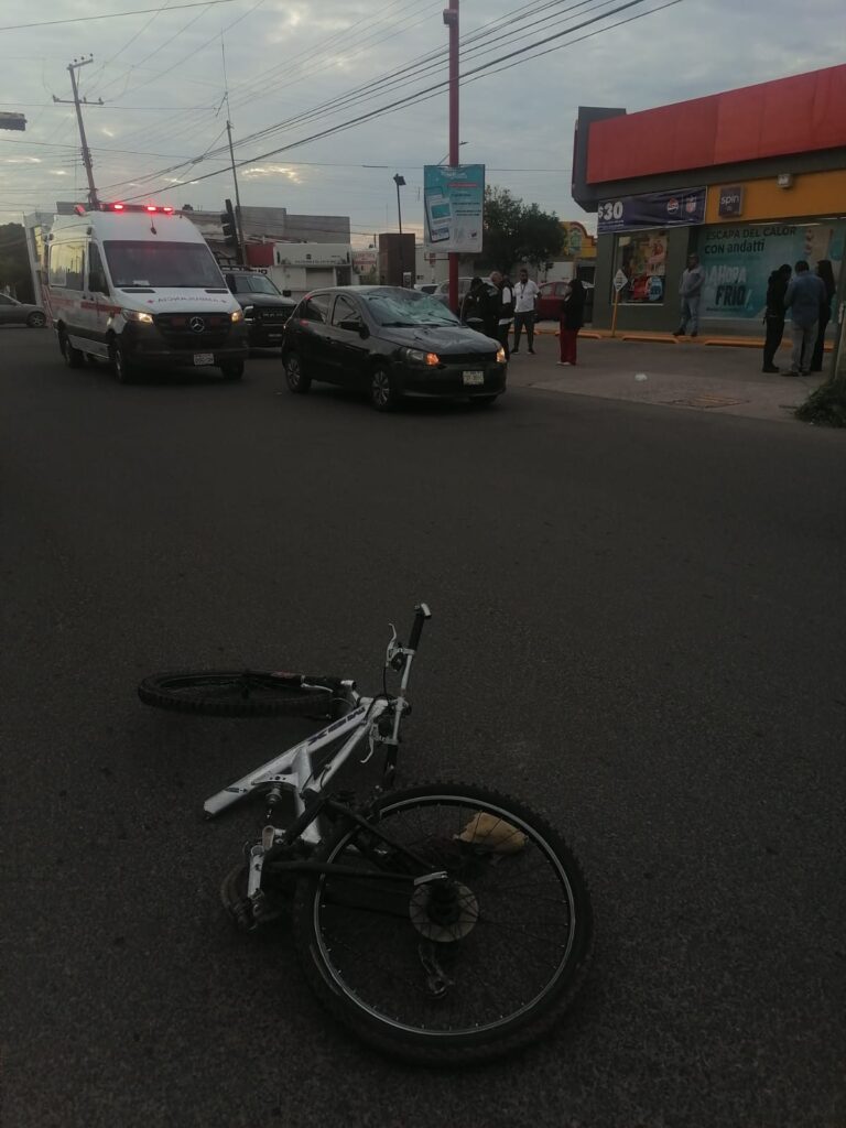 Ciclista lesionado al arrollarlo automóvil