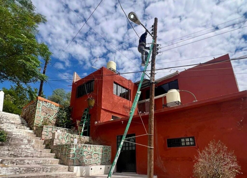 Invitan a la ciudadanía a cuidar y reportar fallas en el alumbrado público en Santiago Papasquiaro
