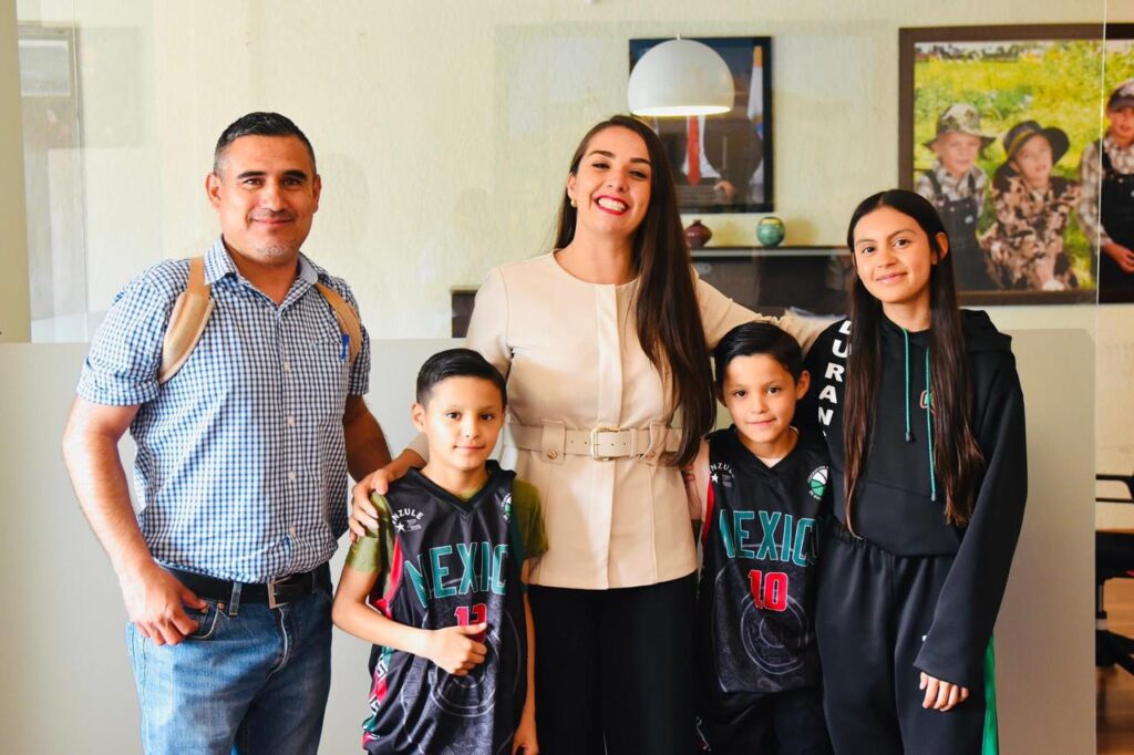 Alcaldesa Zaira Quiñones reconoce a jóvenes basquetbolistas de Nuevo Ideal