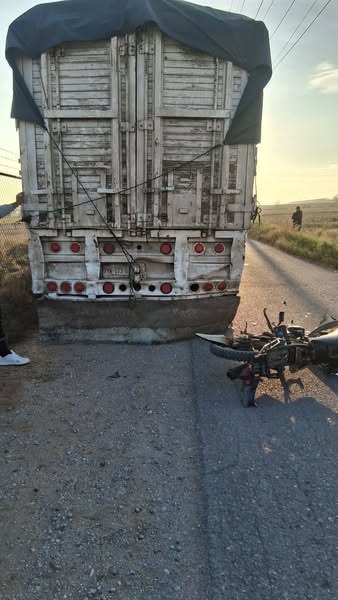 Pierde la vida motociclista al estrellarse con tráiler