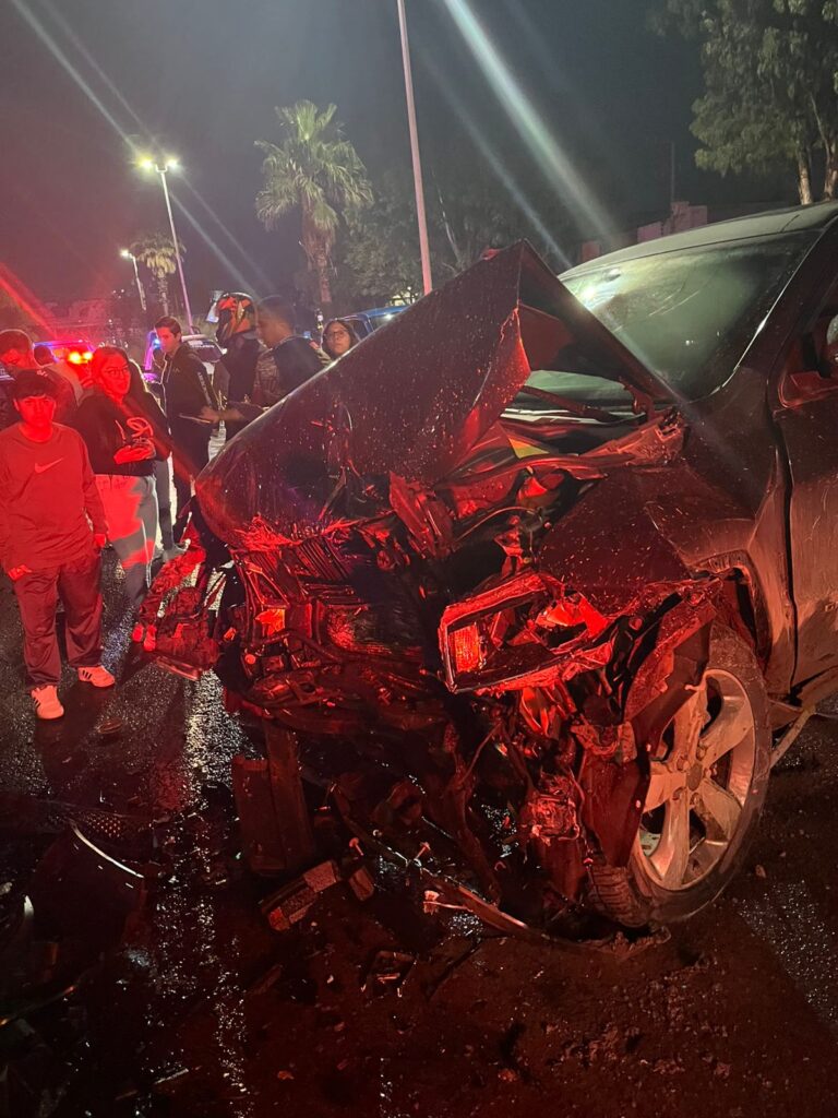Colisionan tres vehículos durante la noche