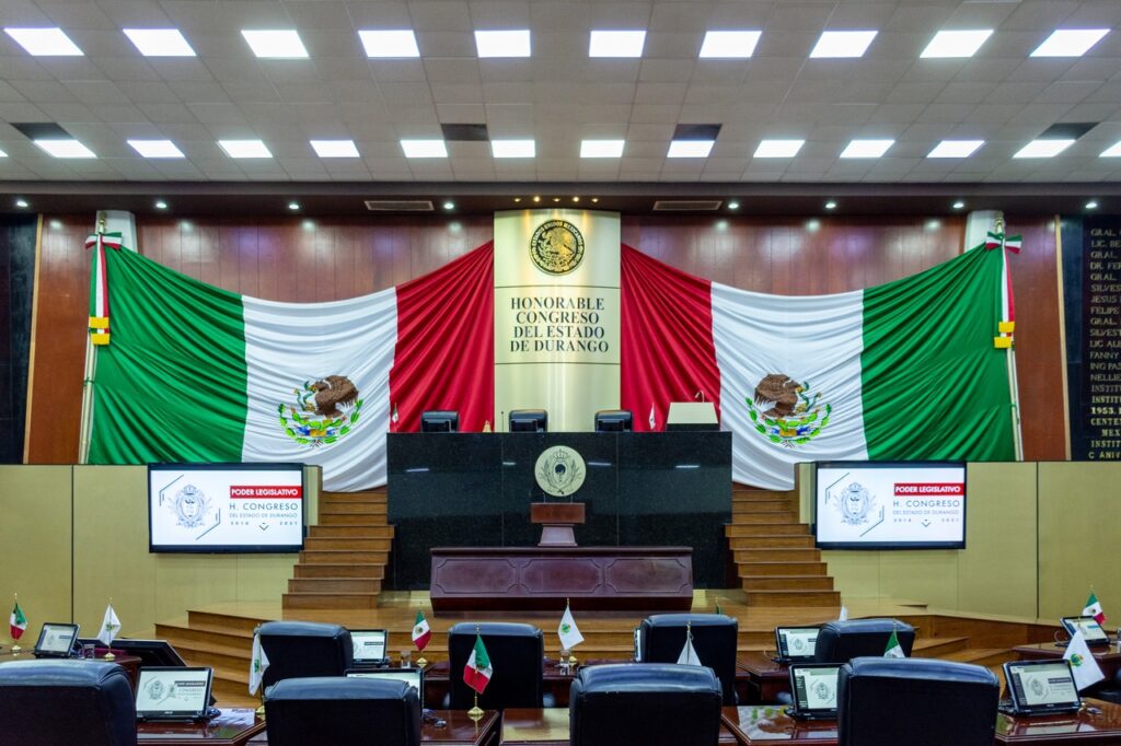 Vinculan por chantaje a exesposa del diputado Martín