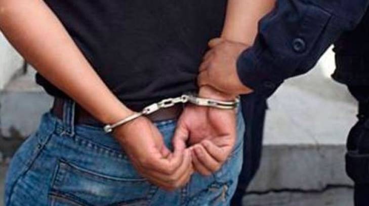 Policías investigadores lo detienen por violencia familiar