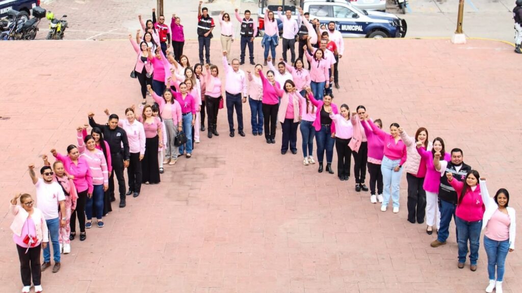 Realizan Gran Moño Rosa; conmemoran el mes de la lucha contra el Cáncer de Mama