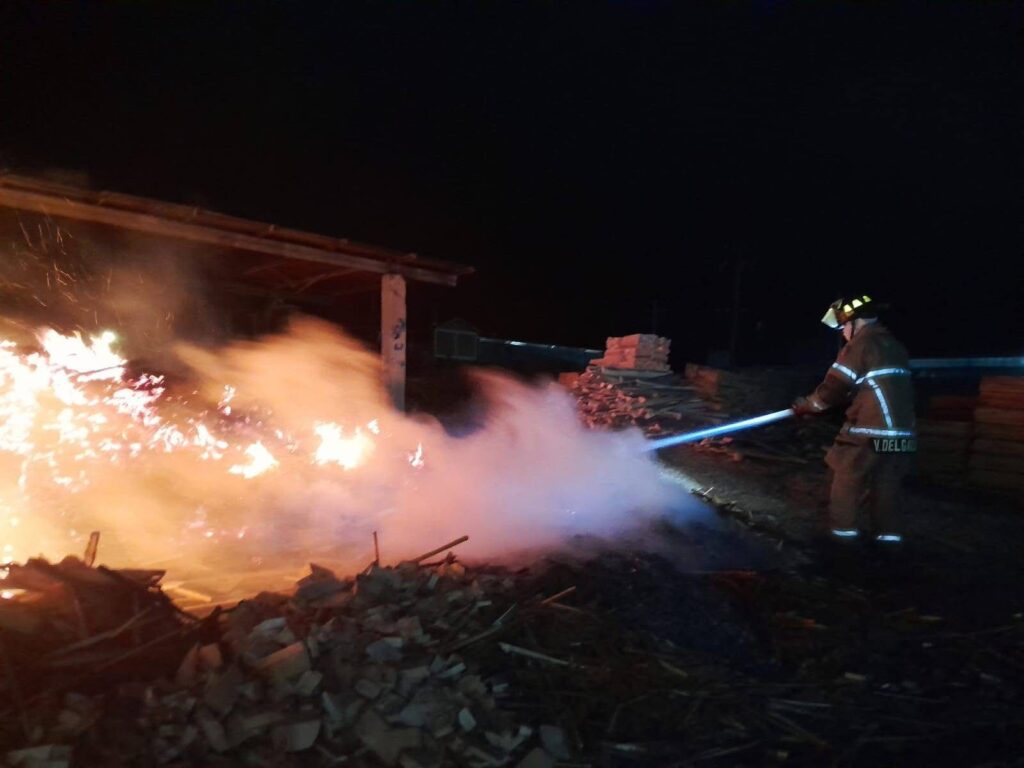 Controlan incendio de desechos de madera