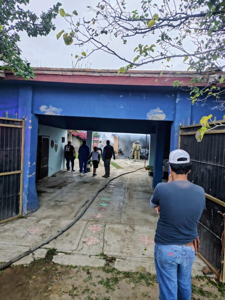 Investigan extraño incendio de automóvil y motocicleta