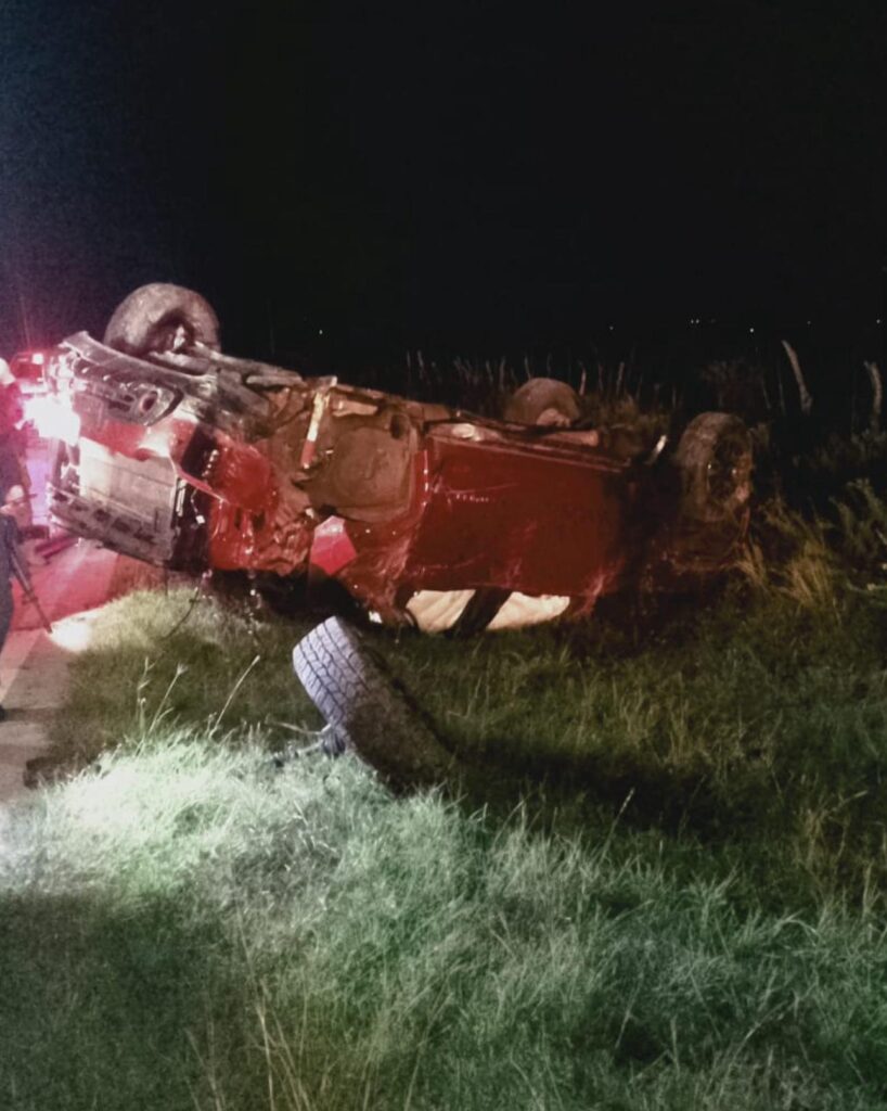 Paisano muere en volcadura y su esposa queda herida