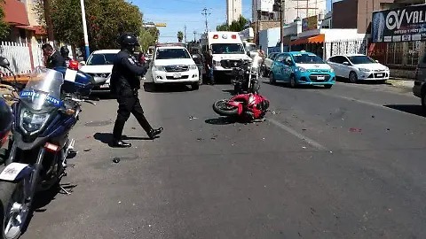 Pierde la vida tras chocar en moto contra autobús