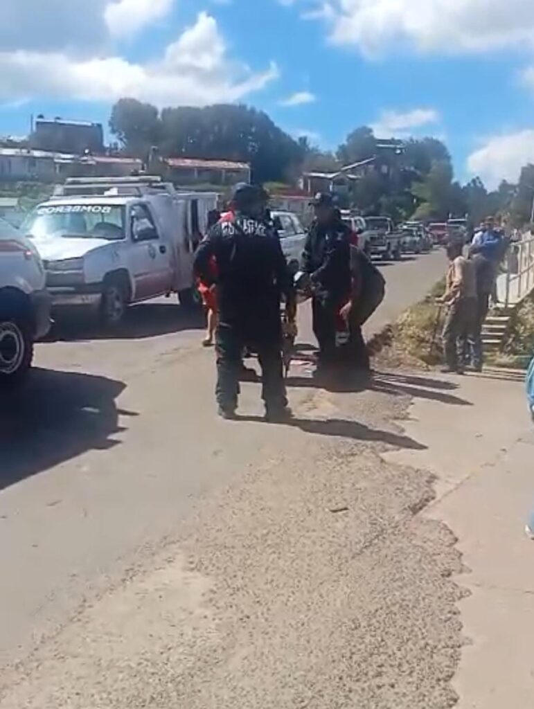 Choque de motos deja una joven lesionada