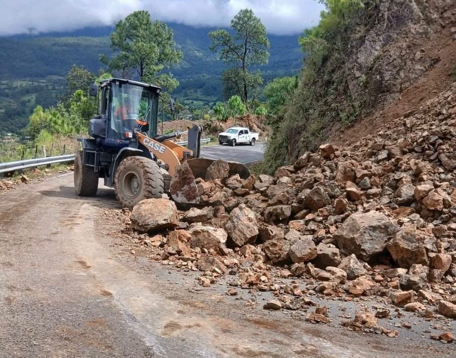 Nuevo derrumbe bloquea parcialmente el camino hacia Canelas, se restablece el paso